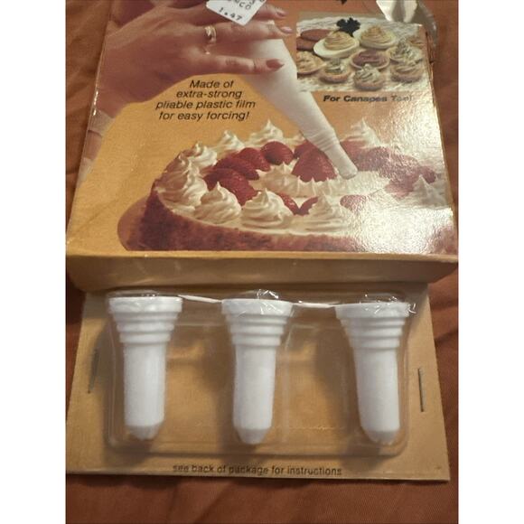 Cake Decorating Bags! 20 Vintage 1986 Forcing Bags with 3 Nozzles! Nice Item! - Picture 3 of 5